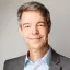 EMB-Pressesprecher Jochen-Christian Werner trägt ein graues Sakko und lächelt in die Kamera