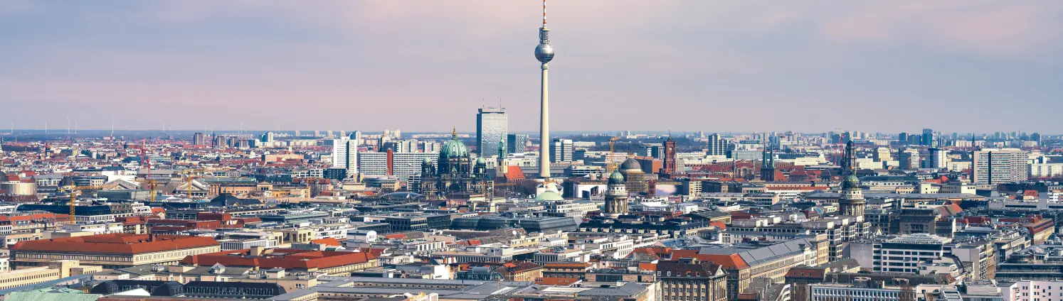 Berliner Skyline mit Fernsehturm vor rosa Himmel