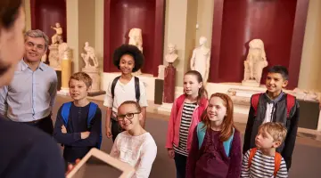 Kinder in einem Museum