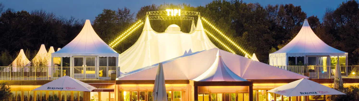 Außenansicht des Tipi am Kanzleramt in Berlin-Mitte am Abend.