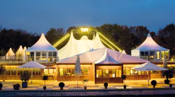 Außenansicht des Tipi am Kanzleramt in Berlin-Mitte am Abend.