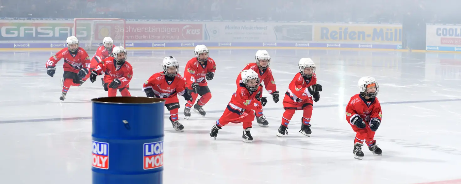 Einlauf der Eisbären Juniors beim Spiel gegen die Schwenninger Wild Wings.