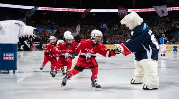 Handschlag der Eisbären Juniors mit dem Maskottchen Bully.