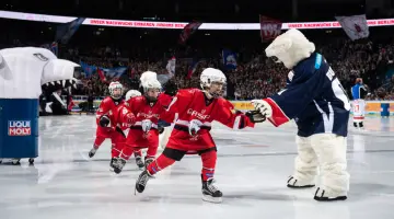 Kinder geben High five an den Eisbären
