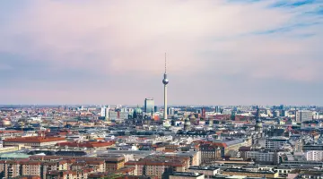 Berliner Skyline mit Fernsehturm vor rosa Himmel