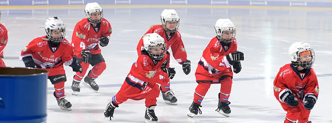 Kinder trainieren Eishockey