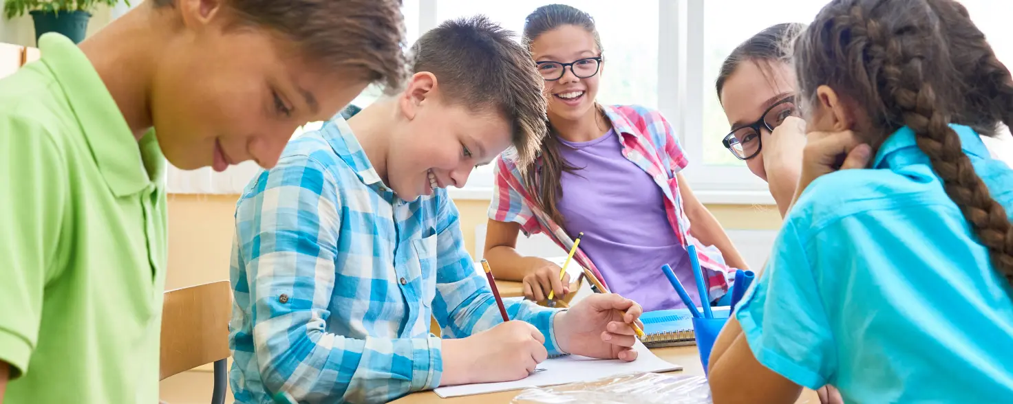 Schülerinnen und Schüler arbeiten im Klassenraum an einem Klimaschutzprojekt.