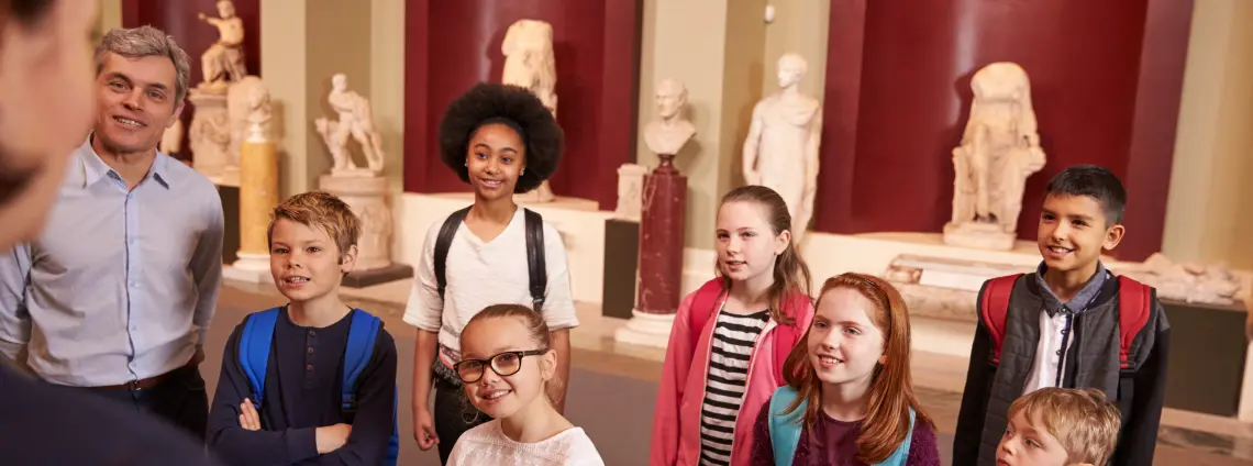Kinder in einem Museum