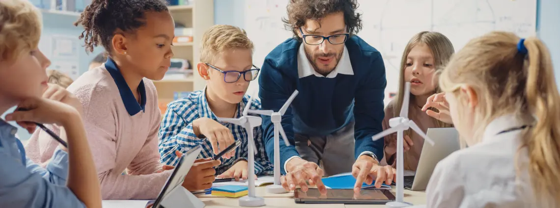 Berliner Klima Schulen: Grundschullehrer erklärt Schülerinnen und Schülern, wie ein Windkraftwerk funktioniert.