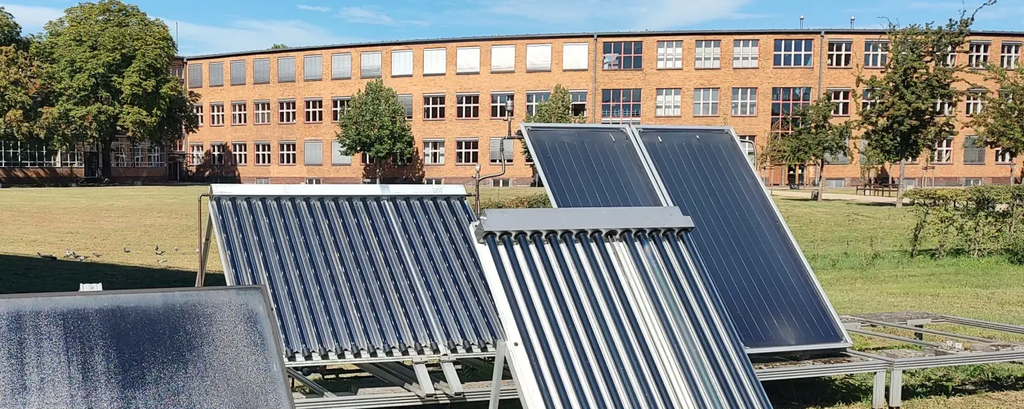 Photovoltaik-Anlage vor dem Schulgebäude der Max-Taut-Schule
