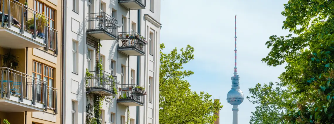 Blick auf den Berliner Fernsehturm, links sind Altbau-Wohnhäuser zu sehen