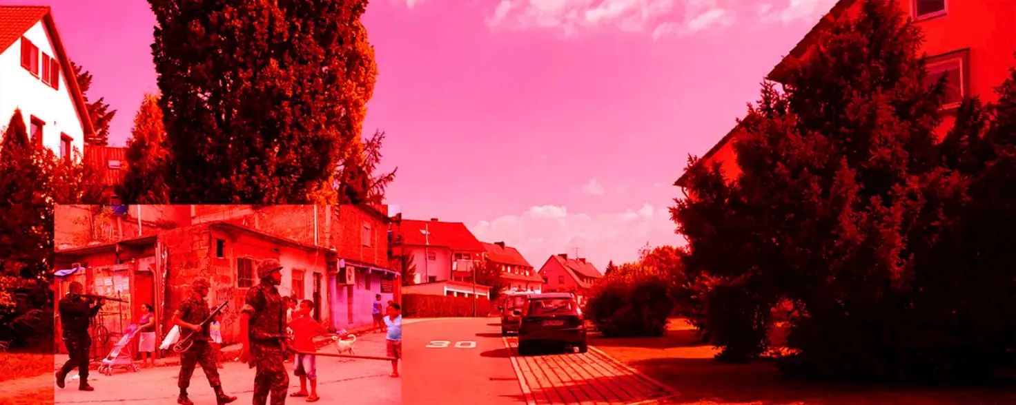 Ein rötlich gefärbtes Foto einer Straße in einer Wohnsiedlung. Links ist ein Foto mit drei Soldaten und Kindern eingefügt