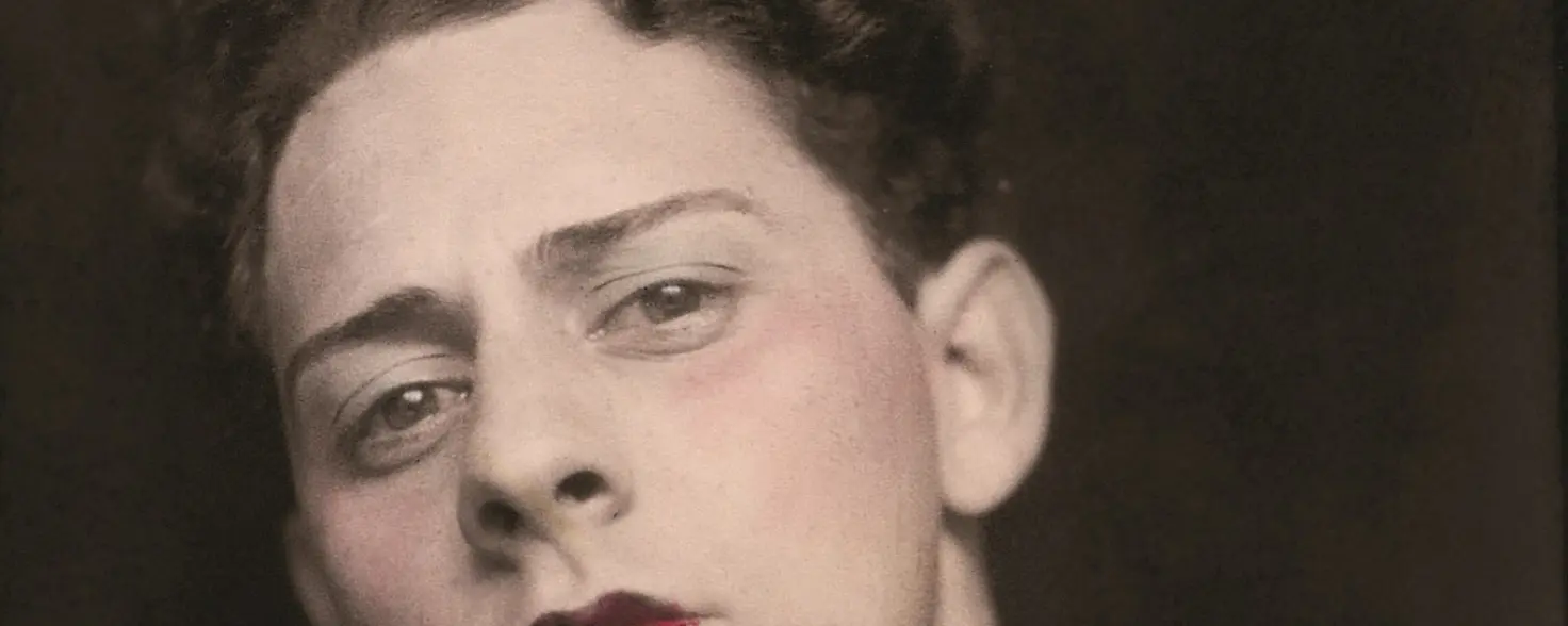 Ein Mann mit Make-Up trägt einen Damenring und hält die Hand an sein Gesicht. Bild datiert auf etwa 1920.