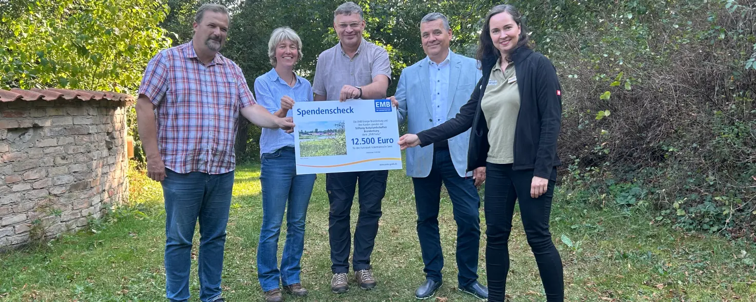 EMB übergibt Spendenscheck für Projekte im Naturpark Uckermärkische Seen.