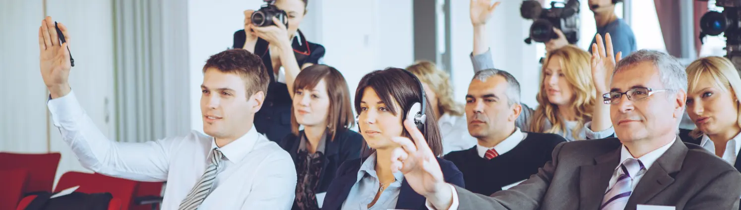 Pressemitteilungen: Medienvertreterinnen und Medienvertreter stellen Fragen bei einer Pressekonferenz.