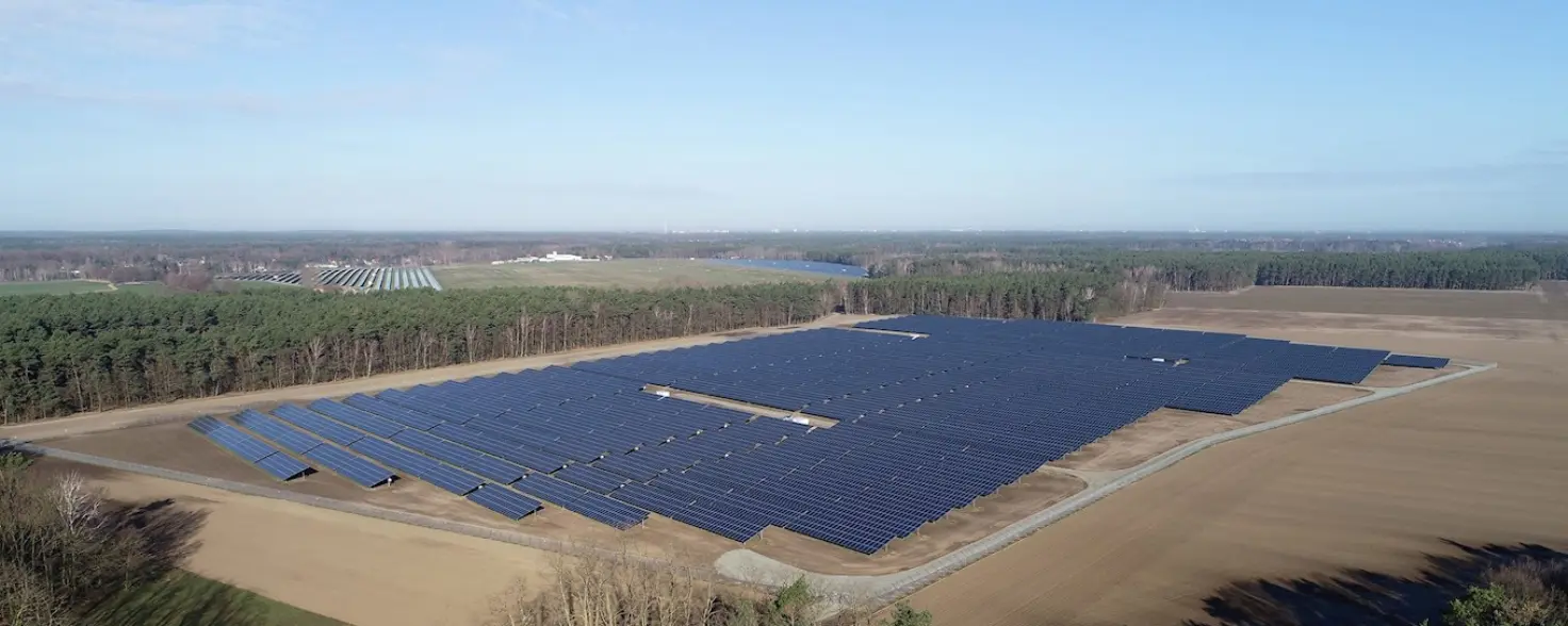 Der Solarpark in Laubsdorf in Brandenburg umgeben von Wald