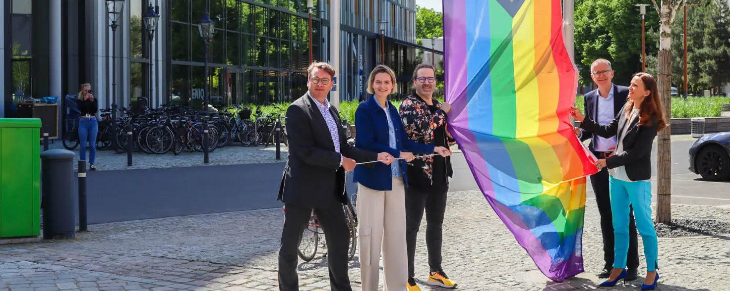 Monat der Vielfalt 2024: GASAG hisst Vielfaltsflagge am EUREF-Campus.