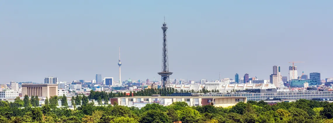 Berlins Skyline mit Funkturm und Fernsehturm in der Ferne
