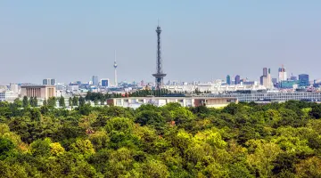 Berlins Skyline mit Funkturm und Fernsehturm in der Ferne