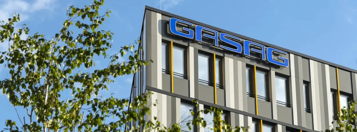 GASAG-Schriftzug am Hauptsitz des Unternehmens auf dem EUREF-Campus in Berlin-Schöneberg.