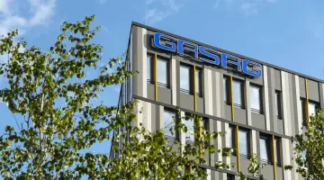 GASAG-Schriftzug am Hauptsitz des Unternehmens auf dem EUREF-Campus in Berlin-Schöneberg.