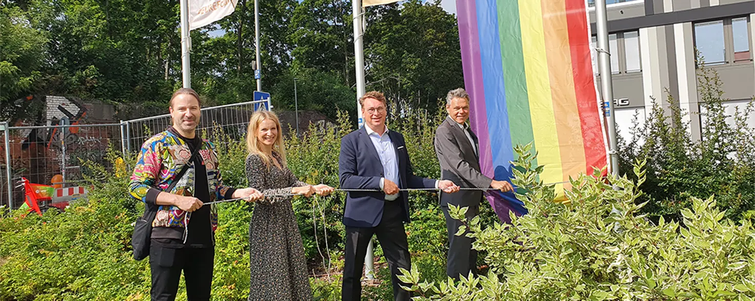 GASAG-Gruppe: Diversity-Botschafter Matthias Trunk hisst die Regenbogenflagge am EUREF-Campus in Berlin-Schöneberg.